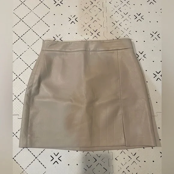 WILFRED ARITZIA Vegan Faux Leather Patio Mini Skirt 
Light brown - Picture 12 of 13